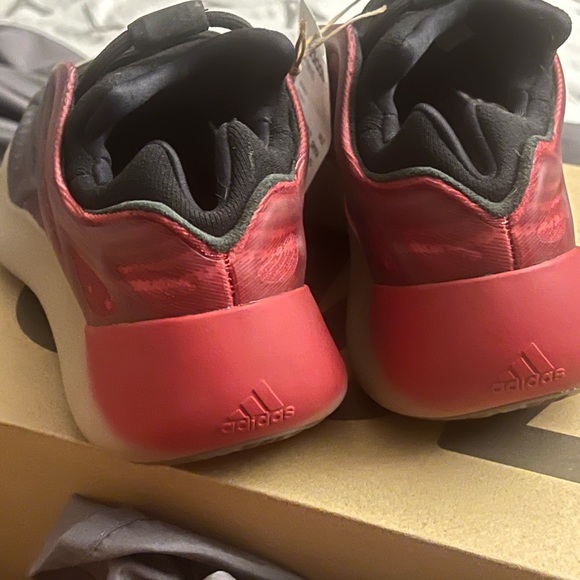 Yeezy 700 - Picture 8 of 9